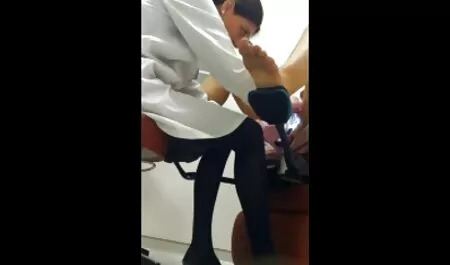 او مانند یک دختر با انگشتان دست خود را به نظر می رسد و آنها آن را داشته باشد. کانال داستان پورن