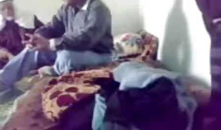 دارای کانال داستان سکسی موی سرخ با یک انسان, تپه مجبور