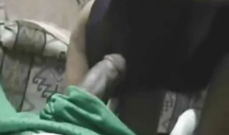 یک زن جوان خفه کننده در رختخواب با رئیس كانال سكسي تلكرام خود در محل کار.