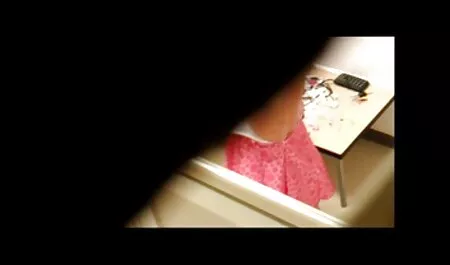 زن جوان واژن خود را در کانال عکس کیر صفحه قرار داده است.