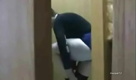 یک زن از طریق پارک راه می رفت و بیدمشک او لینک کانال فیلم سکسی تلگرام را به رهگذران نشان می دهد
