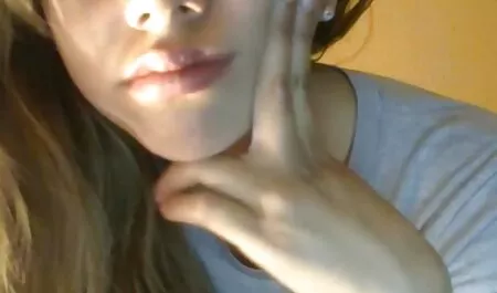 به عنوان یک مرد واقعی ، یک مرد ، کلاه خود را برای کانال سکسی فیلم سوپر چهره زیبای خود را.